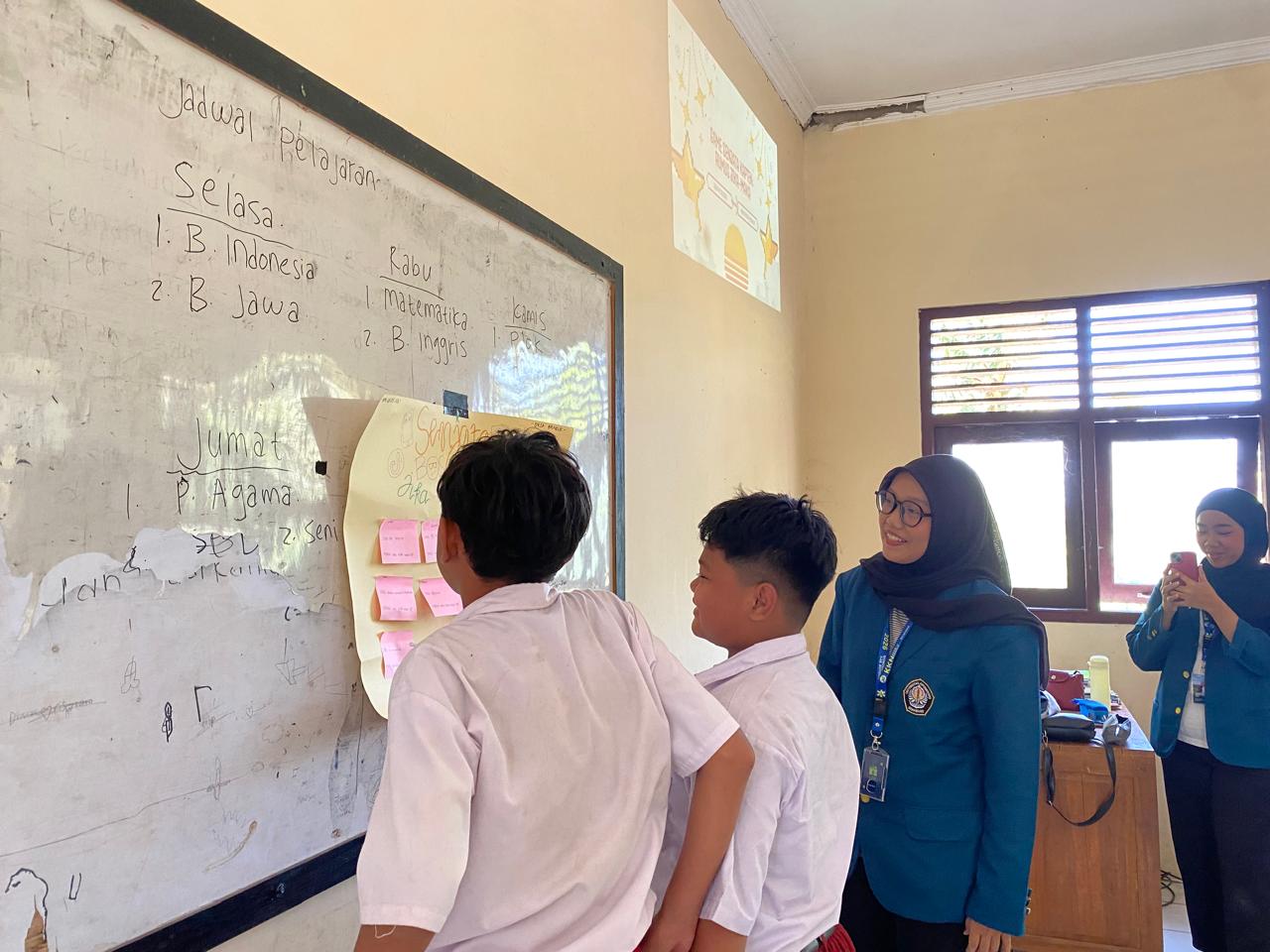Mahasiswa KKN Reguler Tim II UNDIP Ajarkan Edukasi "Bijak Bergawai" guna Tingkatkan Literasi Digital Siswa Desa Bengle