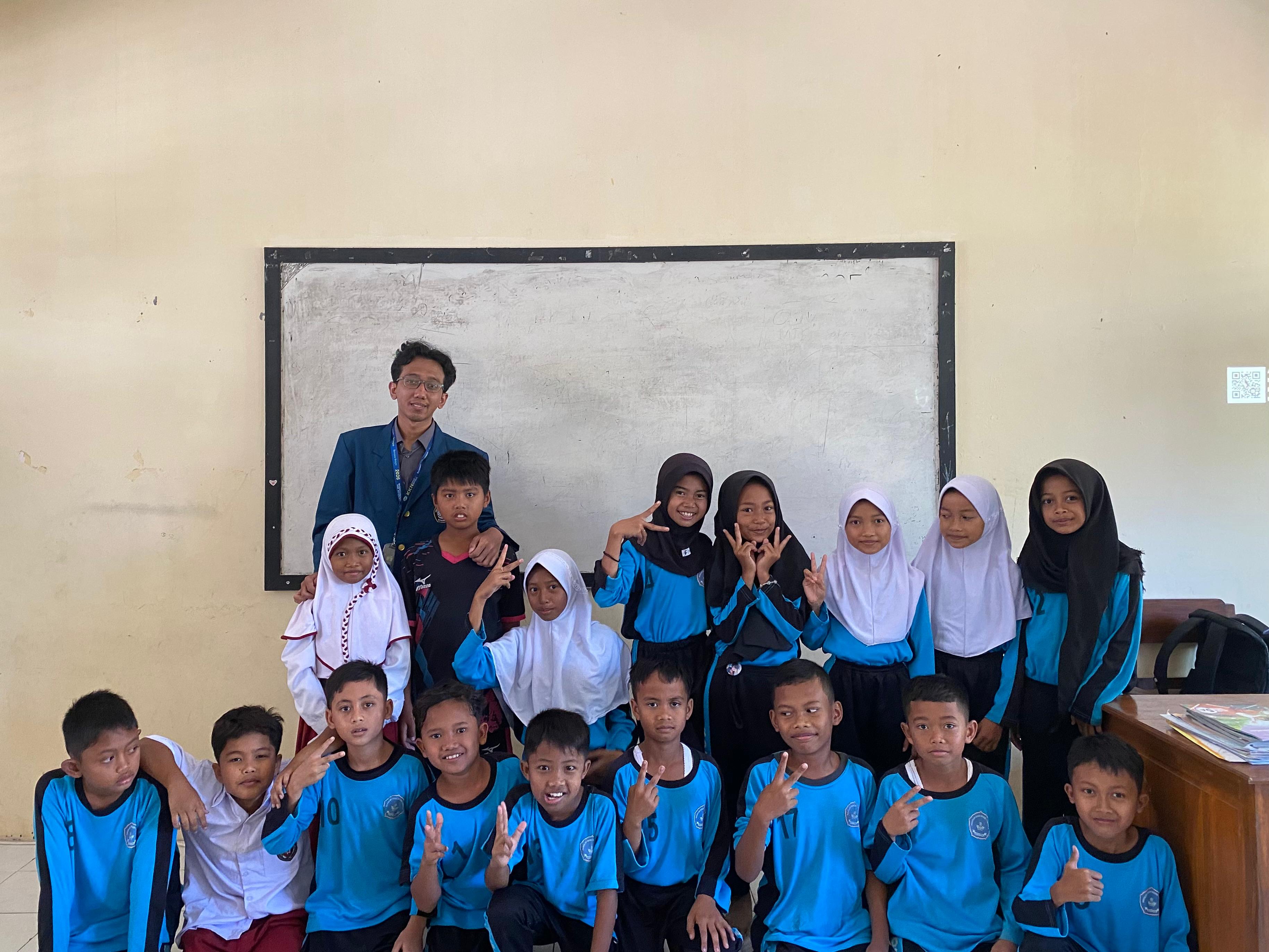 Mengenalkan Teknologi kepada Anak-anak, Mahasiswa KKN Undip Ajarkan Anak SDN 1 Bengle Berpikir Logis dan Bijak Menggunakan Teknologi Sejak Dini